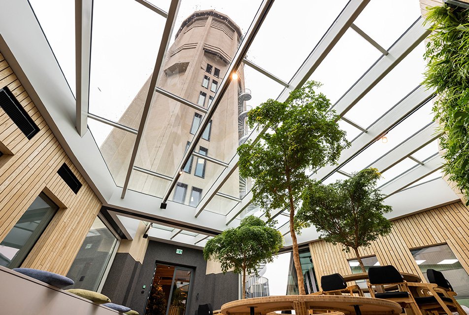 De watertoren door het glazen dak heen te zien.
