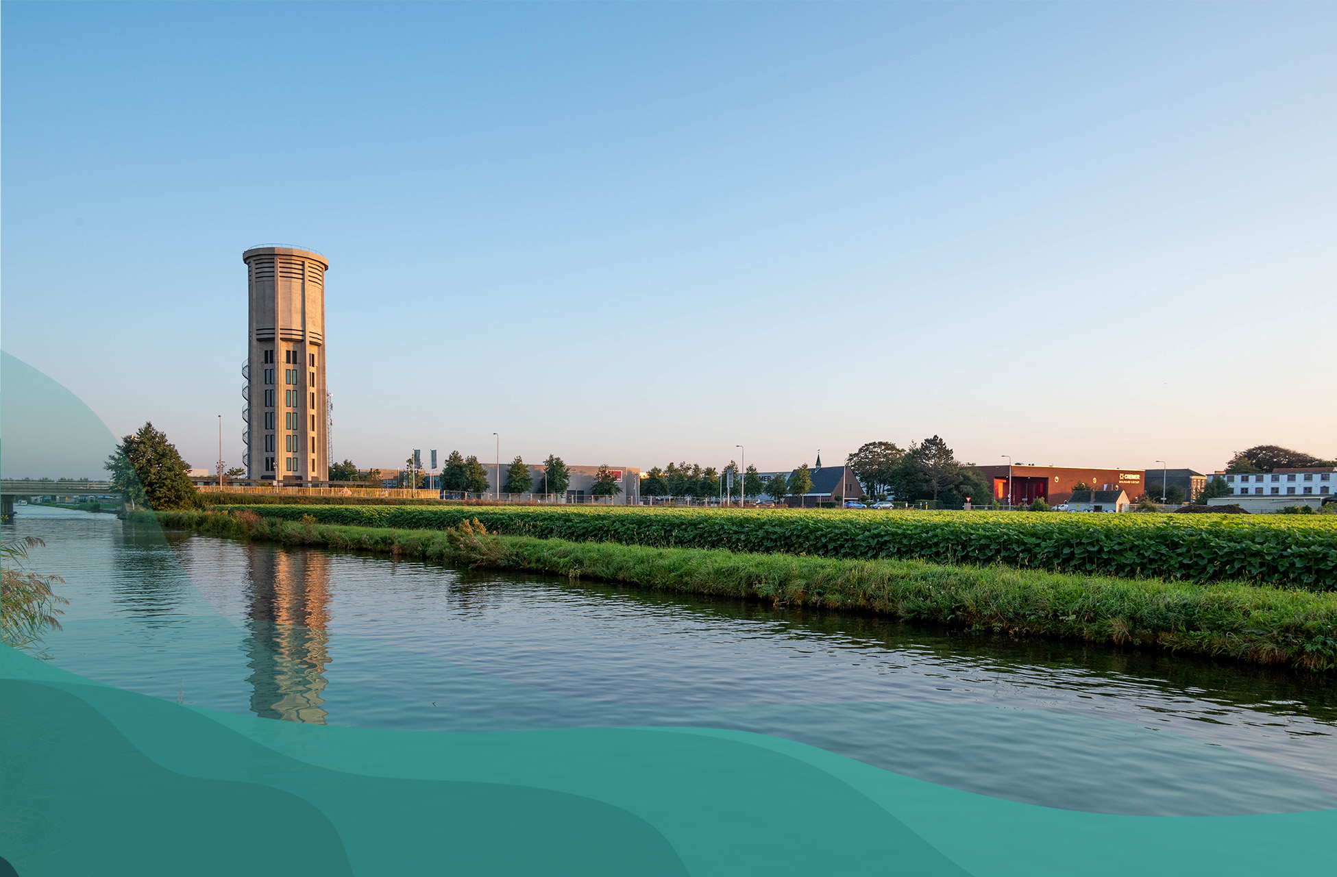 Foto vanaf het water, Watertoren Bollenstreek in het landschap