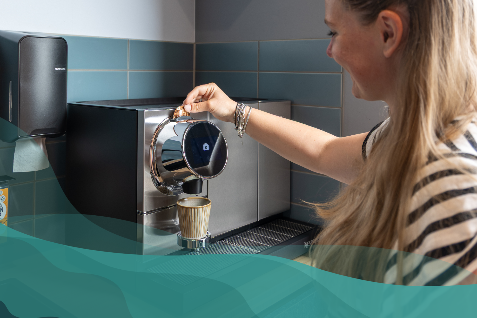 Nieuwe koffie. Medewerker stopt Nespresso cupje in apparaat.