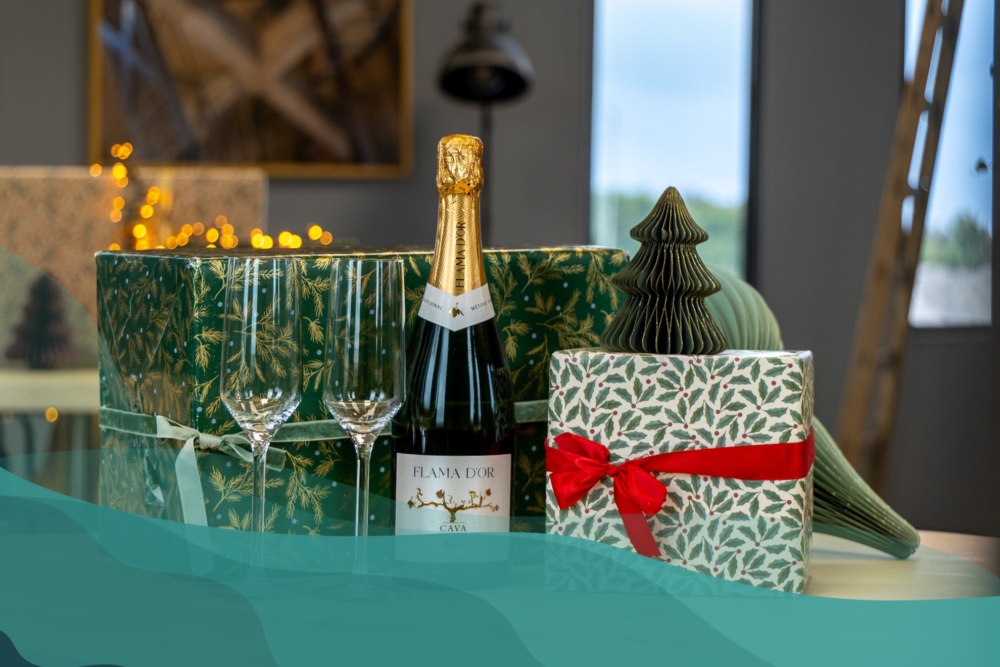 Kerst pakketjes, fles bubbels, glazen, lichtjes
